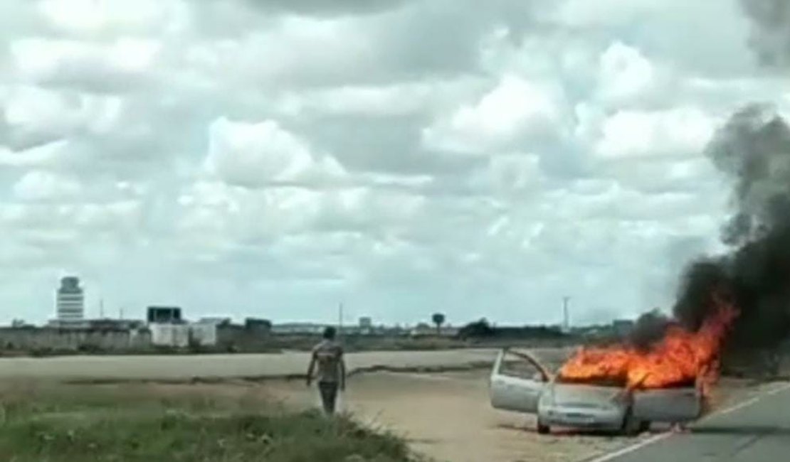 Carro pega fogo em trecho da BR-101, em São Sebastião; veja o vídeo