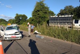 Vídeo. Taxista morre e passageiros ficam feridos após bater em caminhão, na zona rural de Arapiraca