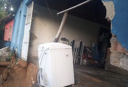 Parte de residência desaba e moradores ficam presos dentro do imóvel em Maceió