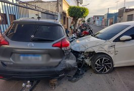 Câmeras de segurança flagram acidente envolvendo dois veículos de passeio e sete motos, em Arapiraca