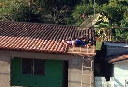 Homem é executado a tiros enquanto retelhava casa em Viçosa