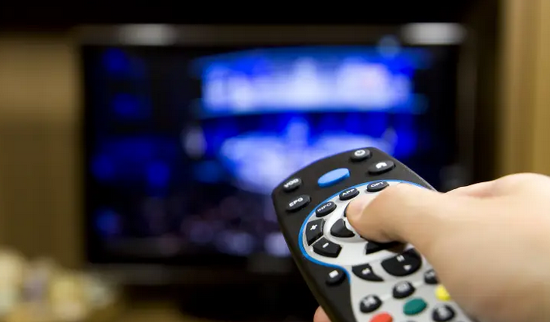 Homem é baleado por criminoso enquanto assistia TV com filho de 4 anos em Maceió