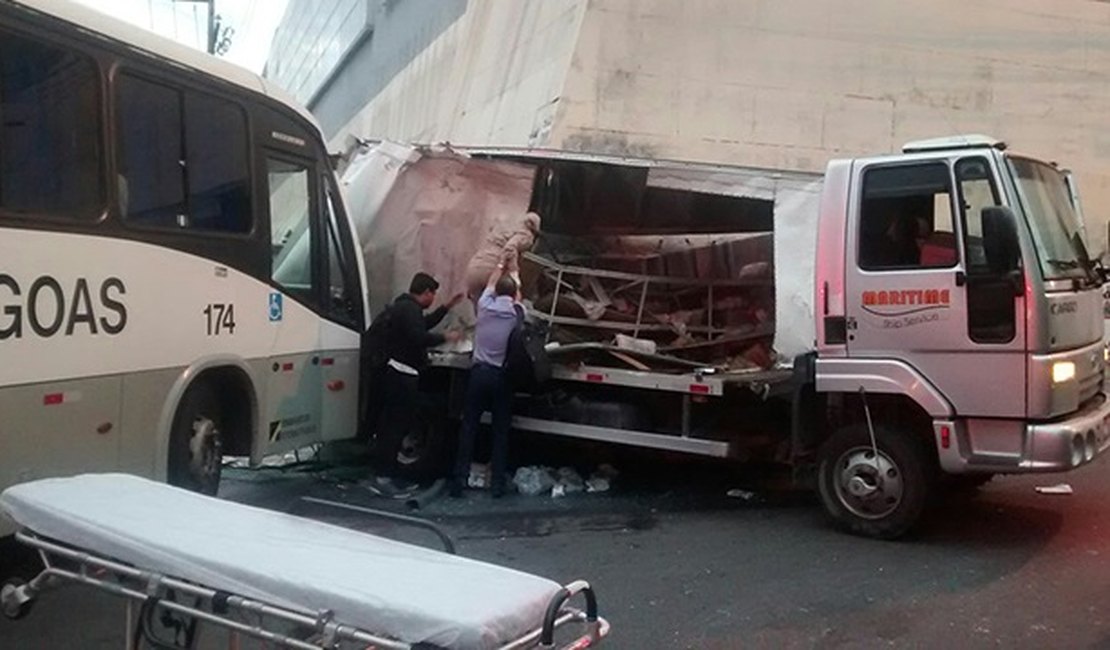 VÍDEO: Acidente entre ônibus que seguia para Arapiraca e caminhão deixa cinco feridos