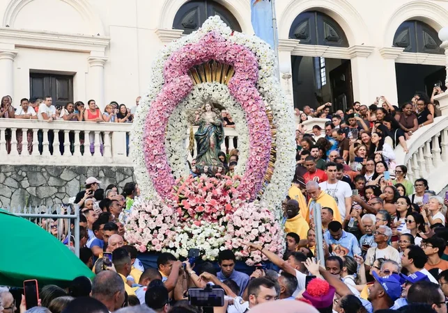 Procissão de Nossa Senhora dos Prazeres leva milhares de fiéis às ruas de Maceió