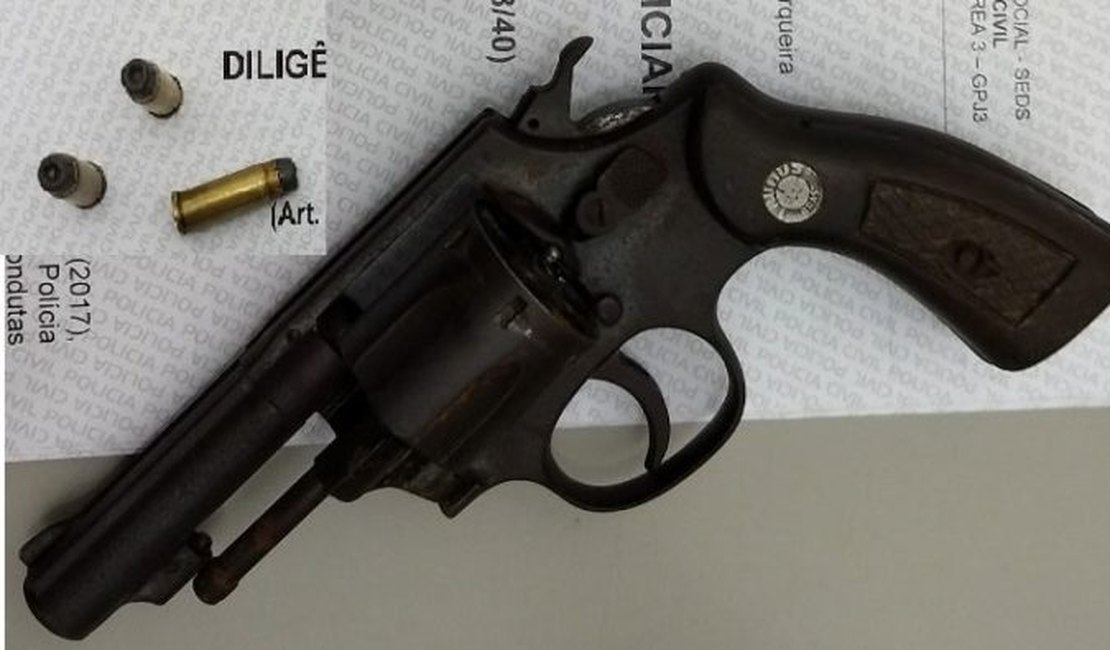 Jovem suspeito de homicídio é flagrado armado por policiais civis