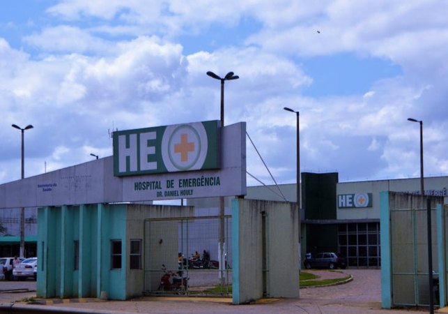 Colisão entre carro e moto deixa duas pessoas feridas na Avenida Ventura de Farias