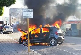 Veículo pega fogo no Centro de São Miguel dos Campos