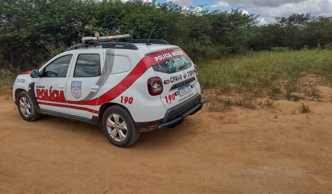 Cadáver enterrado em cova rasa é encontrado em área rural no bairro Massaranduba