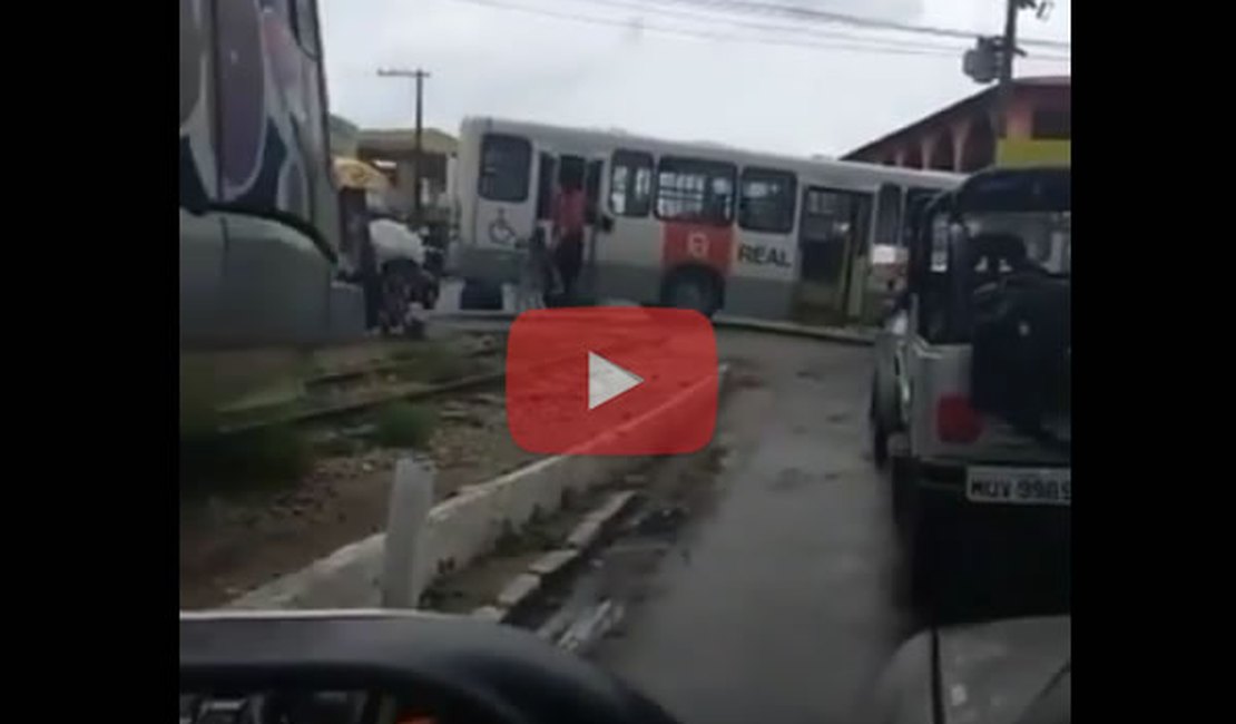 VÍDEO: Passageiros se desesperam com ônibus parado em cima da linha de VLT
