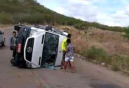 Um morre e 14 ficam feridos em acidente de van no Sertão alagoano