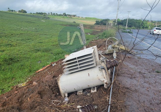 Caminhonete colide em poste de alta tensão e derruba transformador na AL-110, em Arapiraca