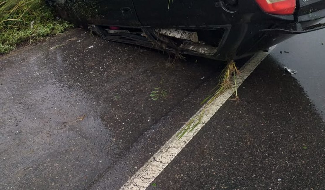 Vídeo. Arapiraquense sai ileso em capotamento de veículo na AL 220