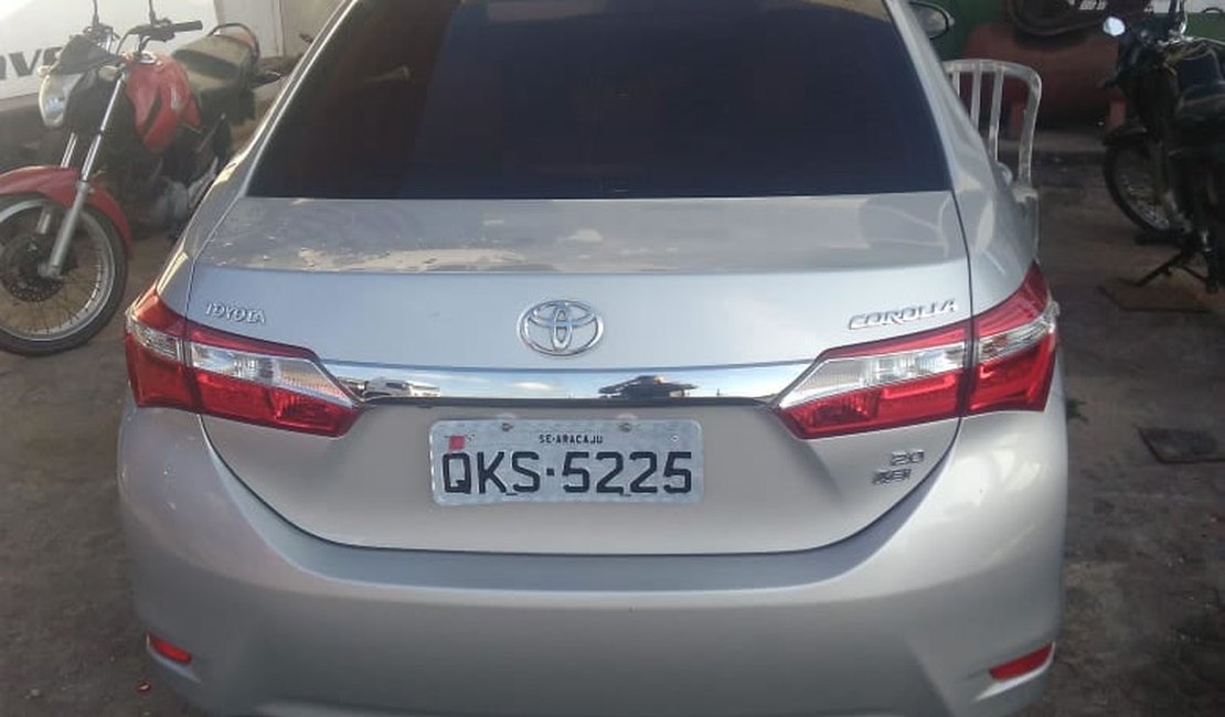 Carro roubado em Maceió é encontrado com placa adulterada em posto de Arapiraca