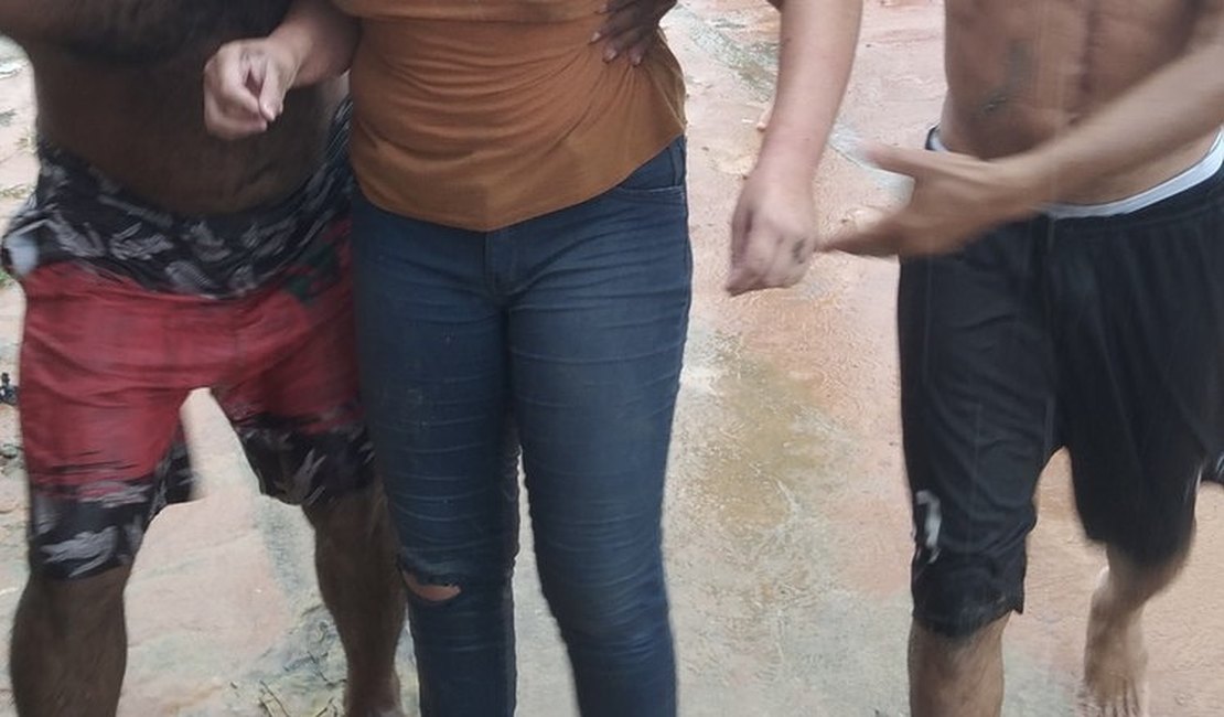 Adolescente é resgatada após cair em bueiro em Maceió