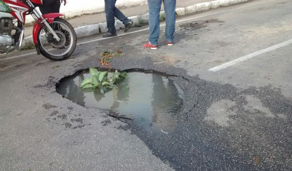 Vazamento de água abre buraco em rua e provoca acidente com feridos em Arapiraca