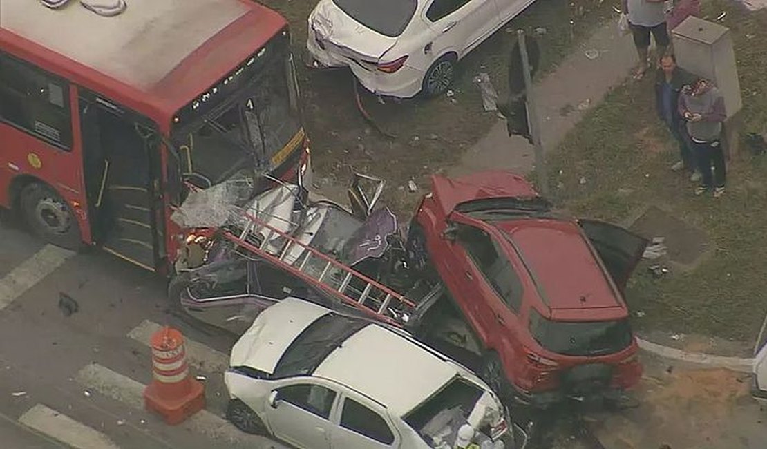 Veículo fica espremido em acidente envolvendo ônibus e cinco carros, em SP