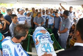 Com participação de torcedores, corpo do presidente da Mancha Azul é enterrado em Maceió