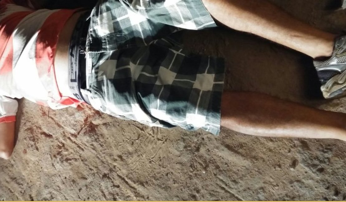 Homem é assassinado em bar enquanto discutia com mulher em Arapiraca