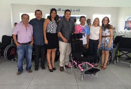 Prefeito Fabinho Aurélio entrega cadeiras de rodas a portadores de necessidades especiais