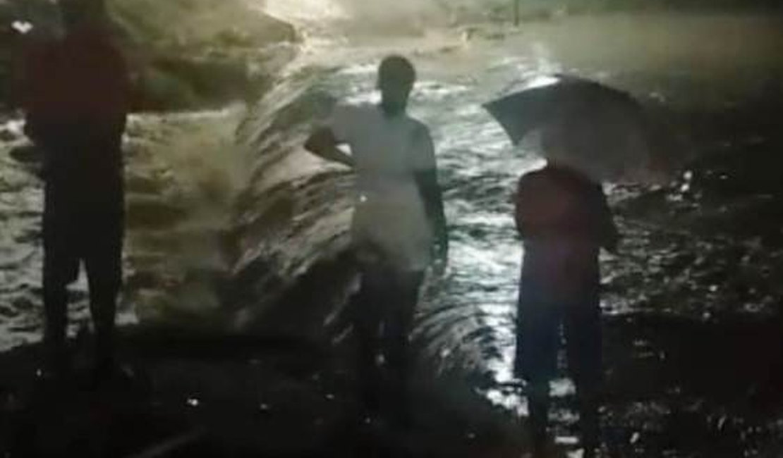 Vídeo. Riacho transborda e alaga ruas após chuva em Santana do Ipanema