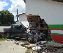 Condutor perde o controle e veículo invade escolinha de futebol