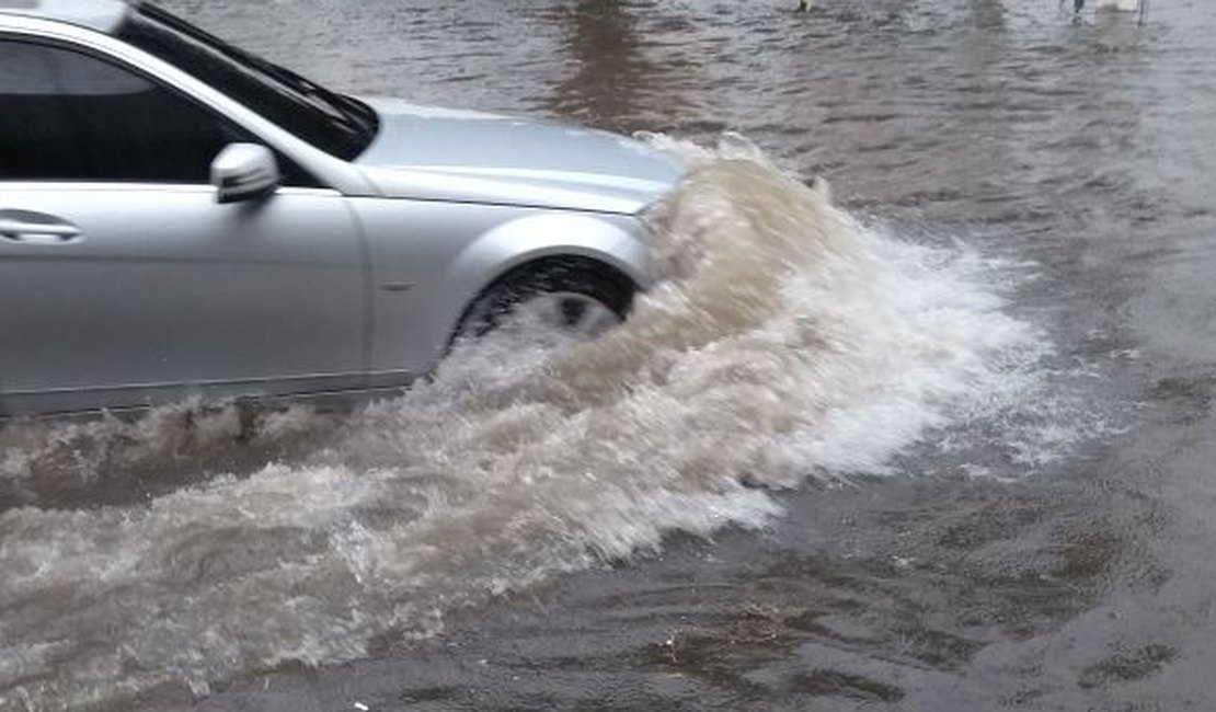 Vídeo. Chuva deixa ruas alagadas e causa transtorno em Arapiraca; confira imagens