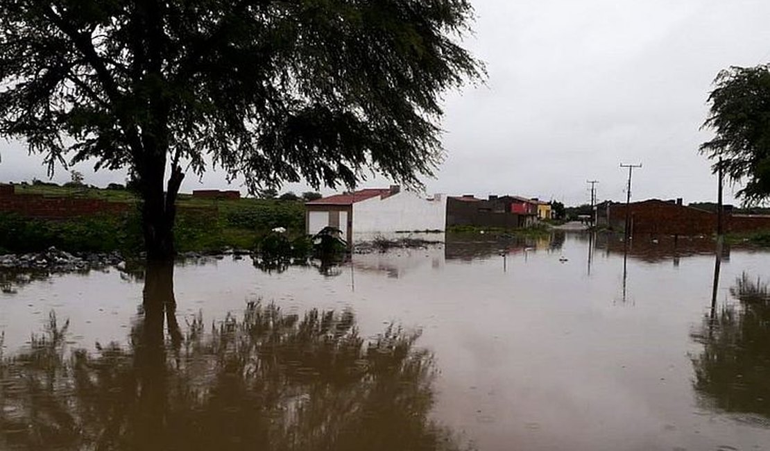 Chuvas na Bahia voltam a causar estragos e número de desabrigados e desalojados sobe