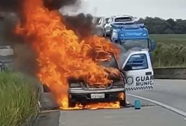 Viatura de Guarda Municipal pega fogo e assusta população em rodovia alagoana