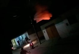 Vídeo. Incêndio de grandes proporções atinge casa em São José da Laje