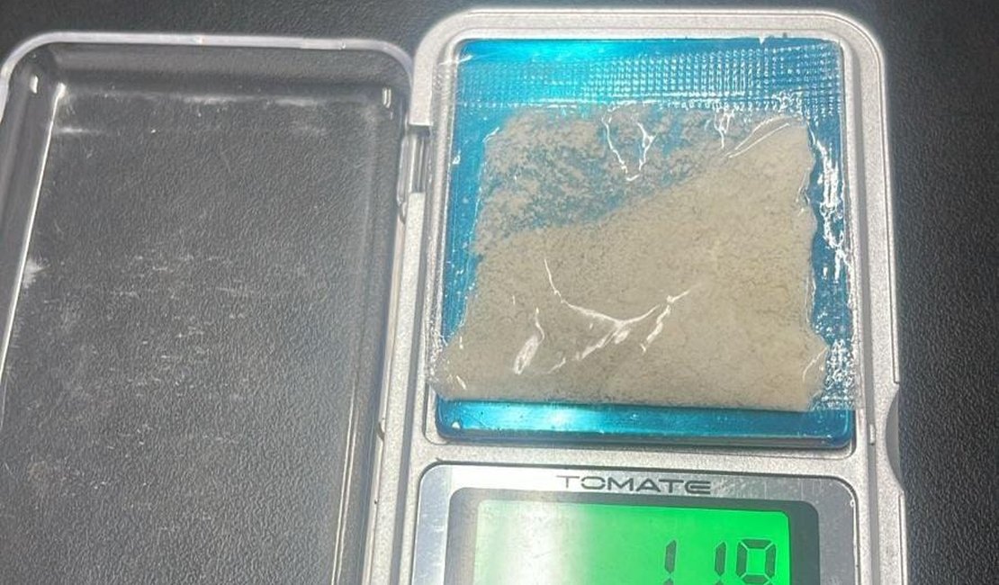 Mulher é flagrada com porção de cocaína durante patrulhamento em Taquarana