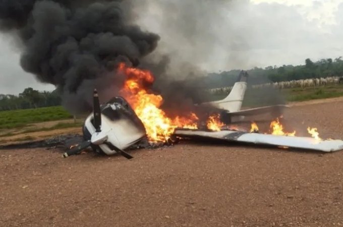 Piloto coloca fogo em avião e foge após ação de controle da FAB no MT