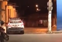 VÍDEO. Policiais perseguem suspeito de assalto no bairro Cacimbas, em Arapiraca
