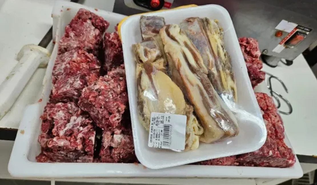 Visa apreende 120 kg de carne estragada em supermercado em Maceió