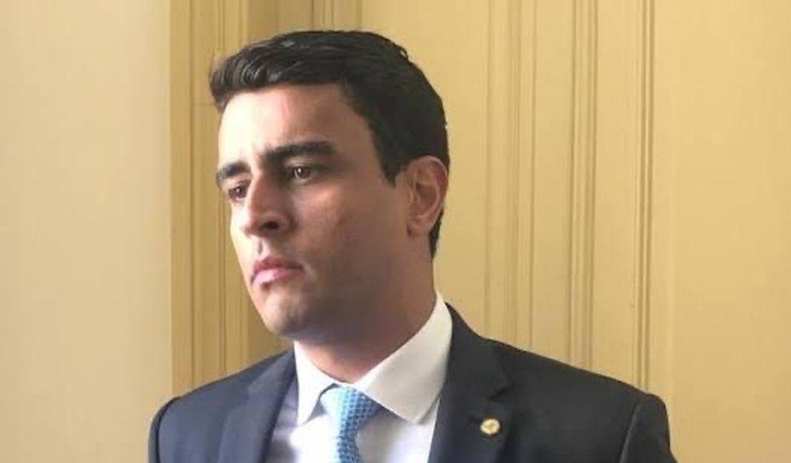 Em meio à desvantagem nas pesquisas, JHC é incluído em disputa pelo Senado