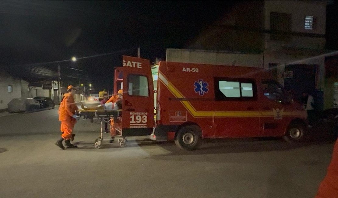 Colisão entre moto e carro deixa jovem ferido no bairro Ouro Preto