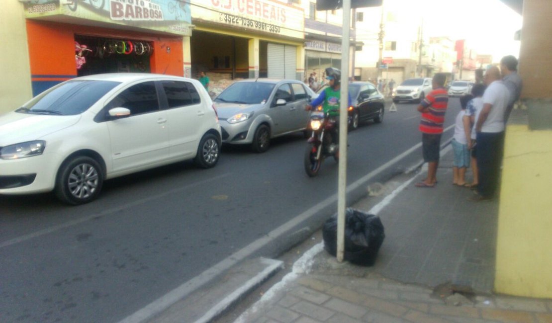 Colisão envolvendo 3 carros é registrada no Centro de Arapiraca