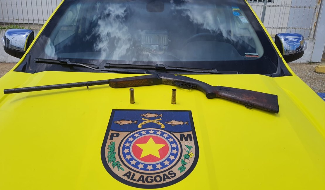 Homem é preso com espingarda após matar cachorro, em Lagoa da Canoa