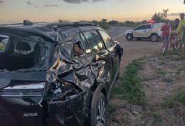 Carros ficam destruídos após colisão em cruzamento, no Agreste alagoano