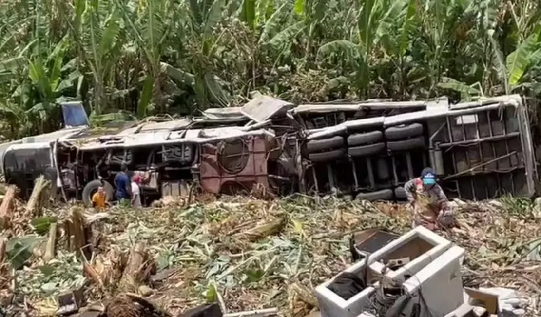 Trio elétrico capota e deixa três pessoas mortas e seis feridas