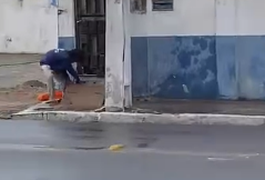 Vídeo flagra homem furtando cabos perto de loja no bairro Brasília