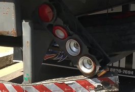 Motociclista morre após bater em traseira de carreta, em Maceió