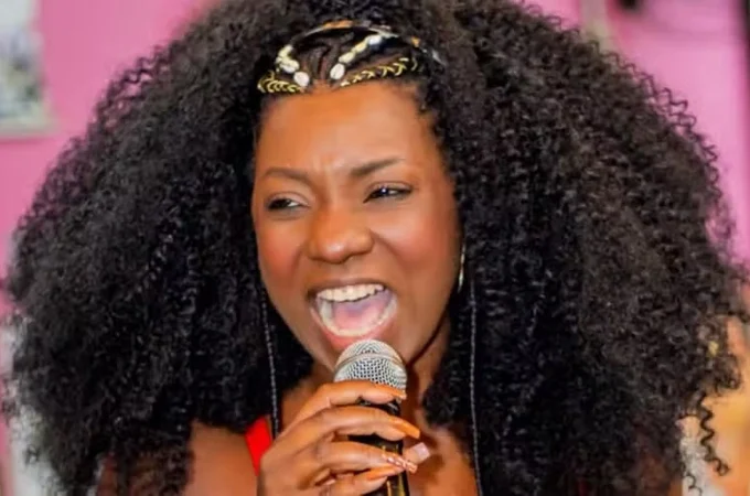 Morre aos 49 anos a cantora Adriana Araújo, nome de referência do samba mineiro