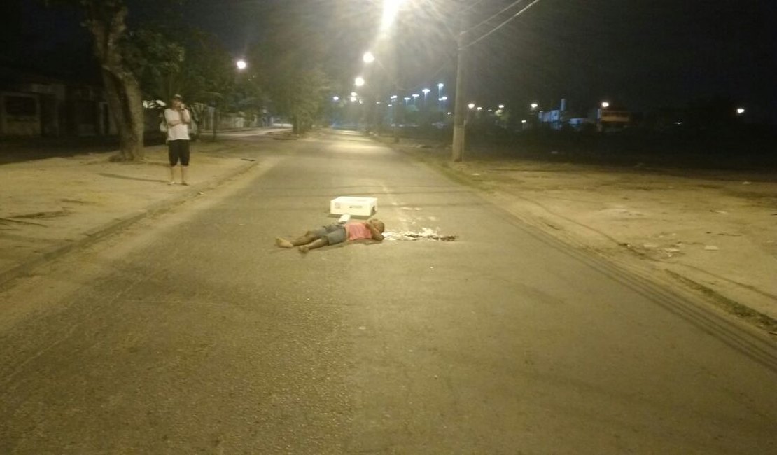 Jovem é assassinado com 13 tiros em via pública durante a madrugada