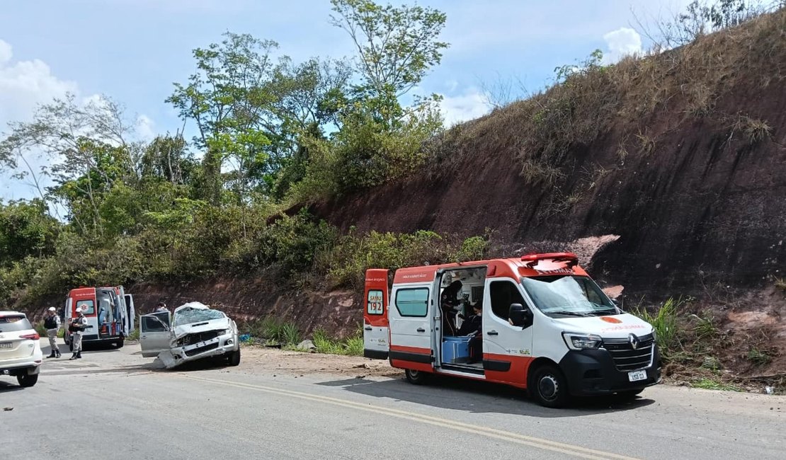 Turistas são atendidos pelo Samu após capotamento com princípio de incêndio em Maceió