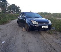 Carro abandonado é encontrado dentro de mata por trás da Ufal