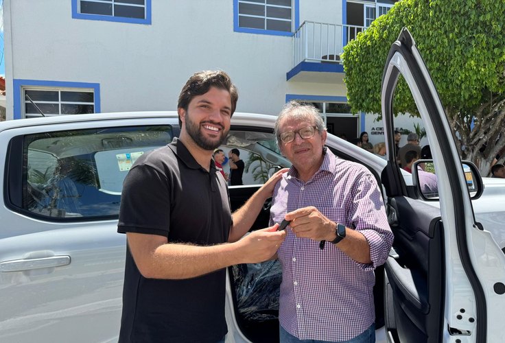 Prefeitura de Traipu entrega novos veículos para Saúde e Educação e motocicletas para GM e SMTT