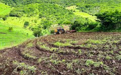 Aração de terra em Traipu