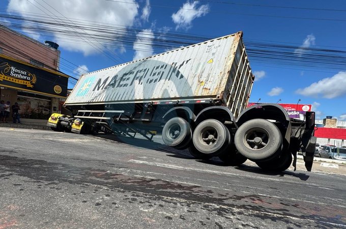 VÍDEO: Carreta com container quase tomba em esquina no bairro Cacimbas, em Arapiraca