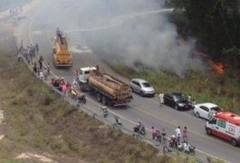 Motociclista perde controle e colide contra carro na AL-101 Norte; três ficaram feridos