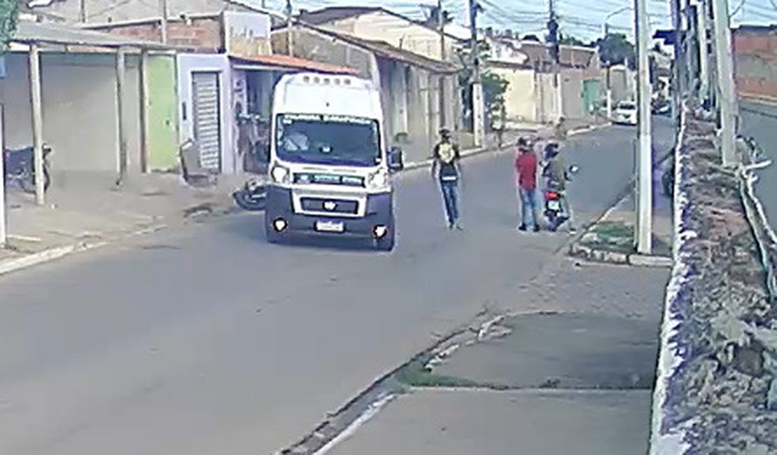 VÍDEO: Motociclista não consegue frear a tempo e colide em van no bairro Bom Sucesso